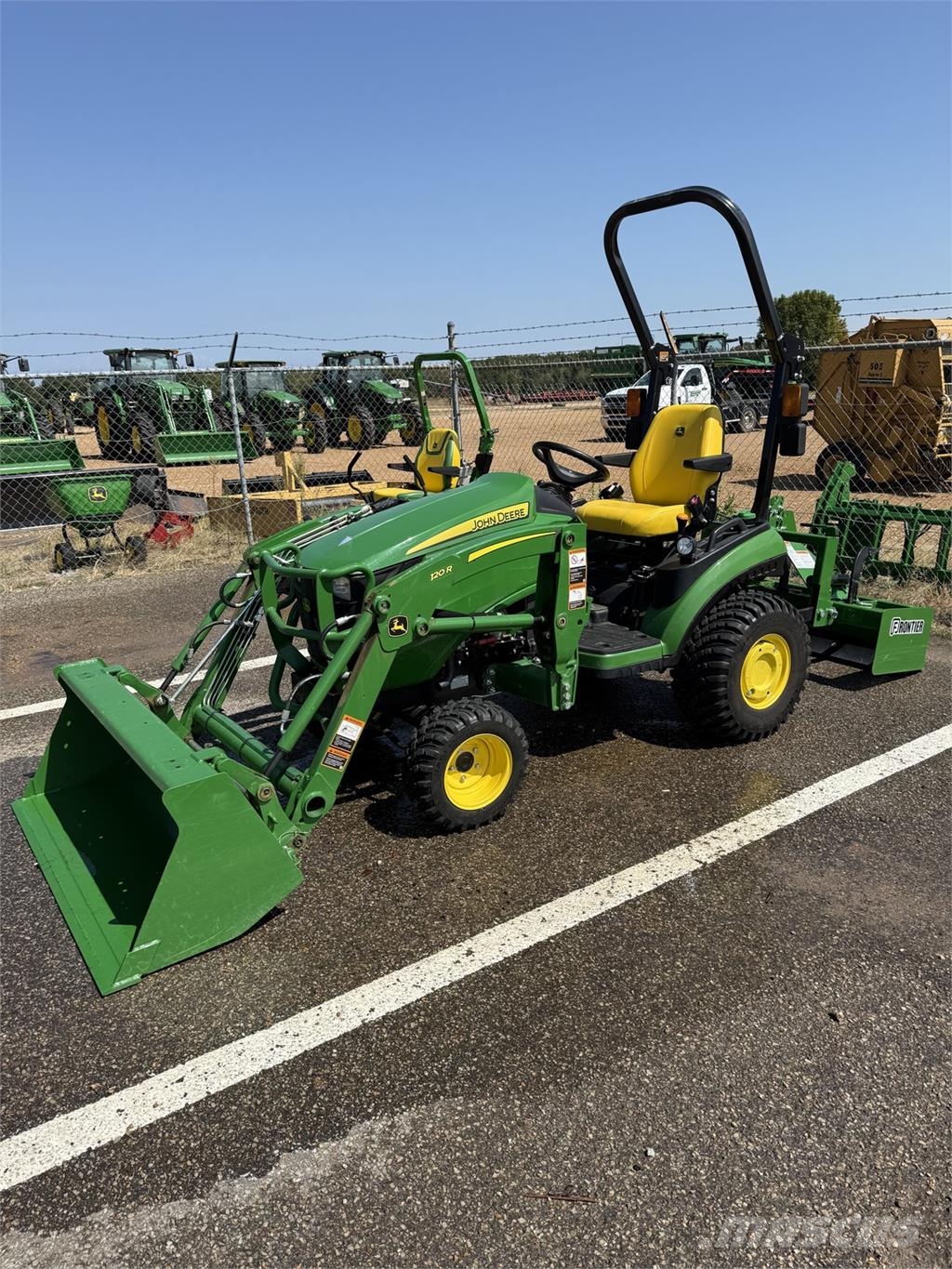 John Deere 1025R Naudoti kompaktiški traktoriai