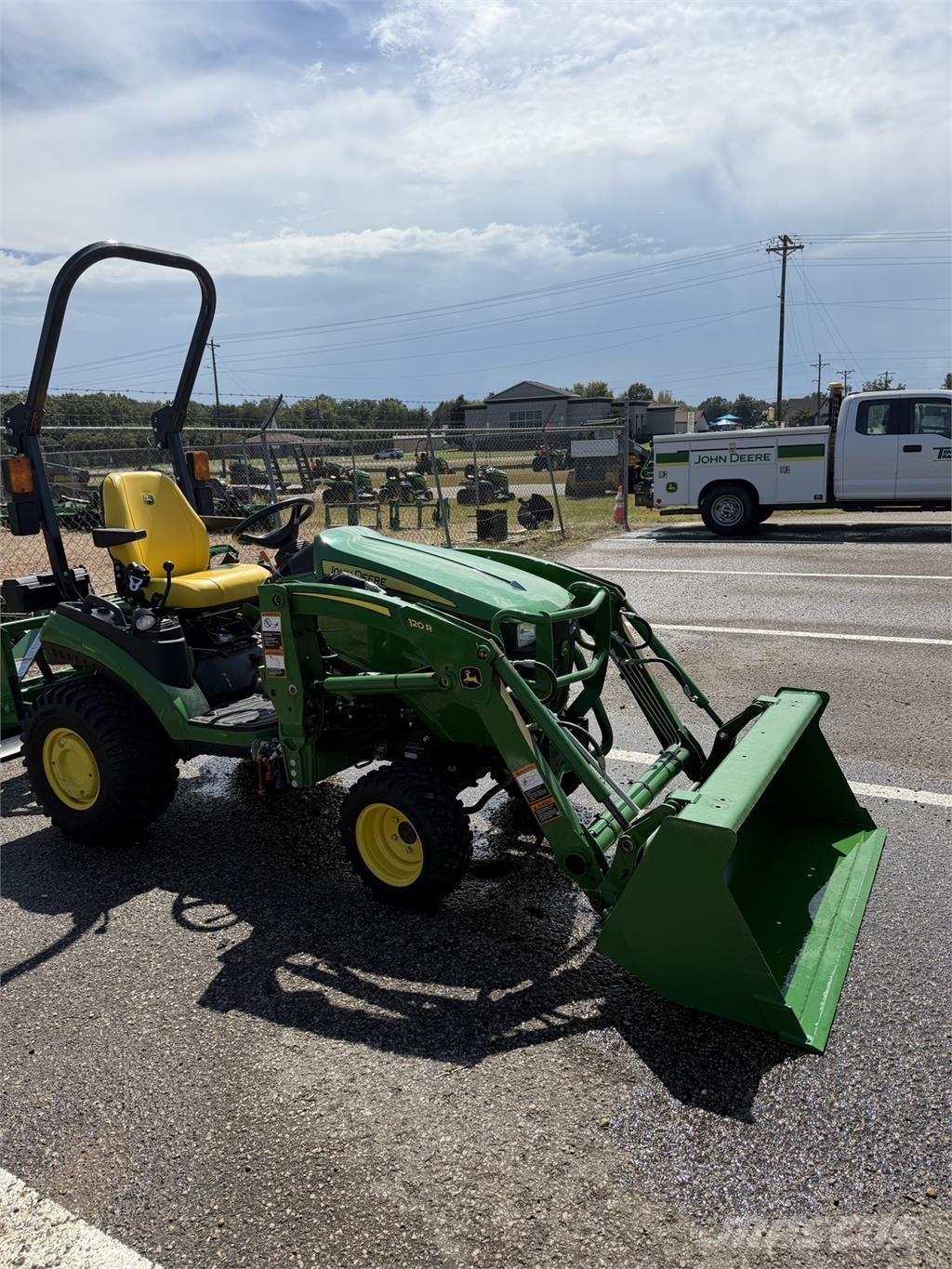 John Deere 1025R Naudoti kompaktiški traktoriai