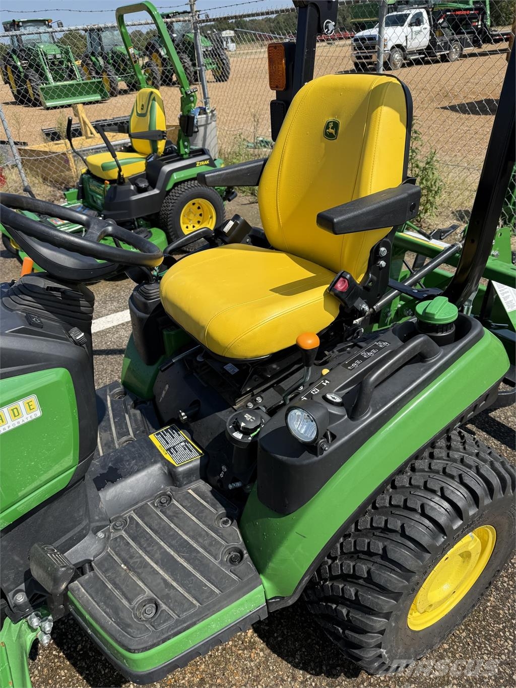John Deere 1025R Naudoti kompaktiški traktoriai