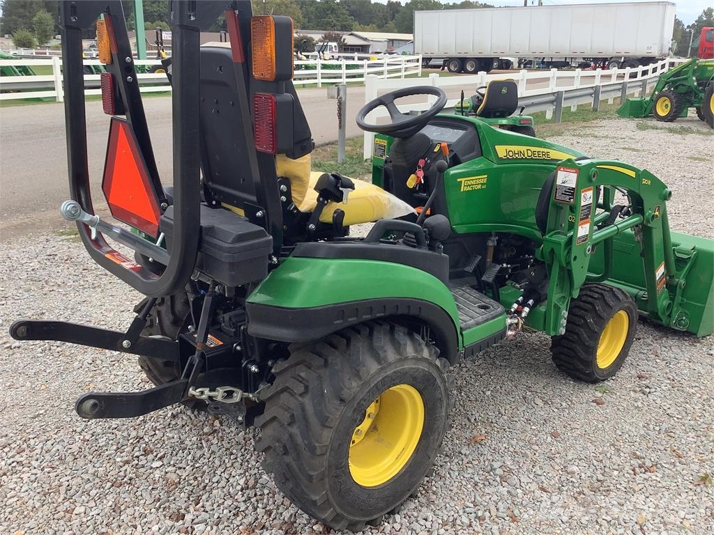 John Deere 1025R Трактори