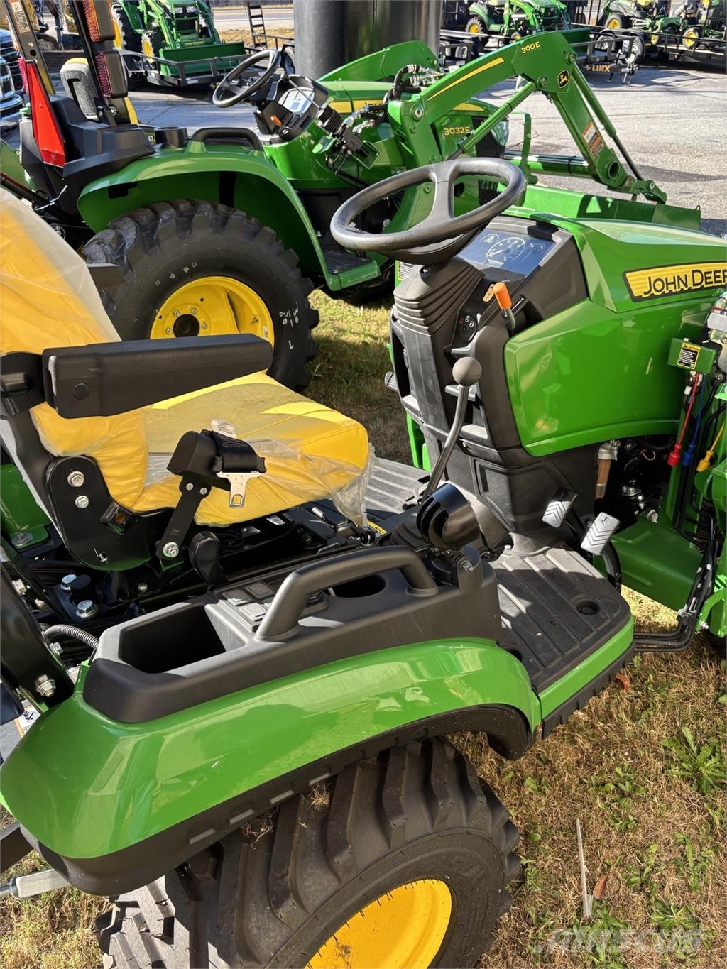 John Deere 1025R جرارات مدمجة