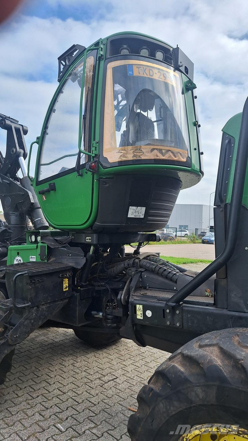 John Deere 1270E Harvester