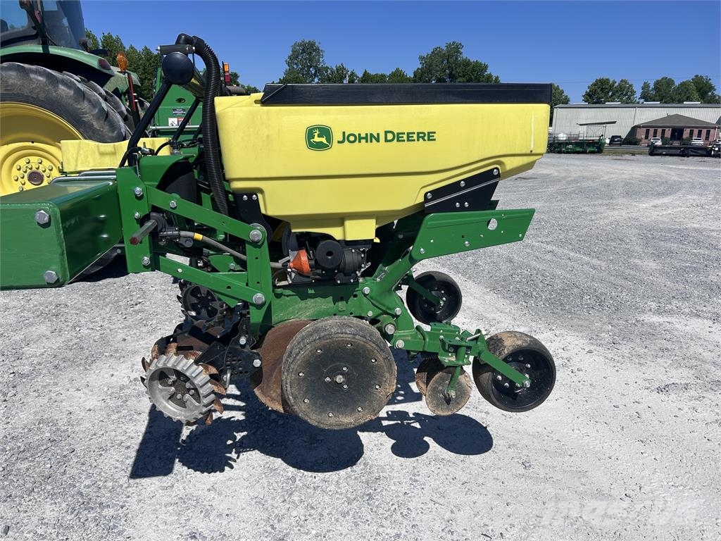 John Deere 1725 Sadiace stroje