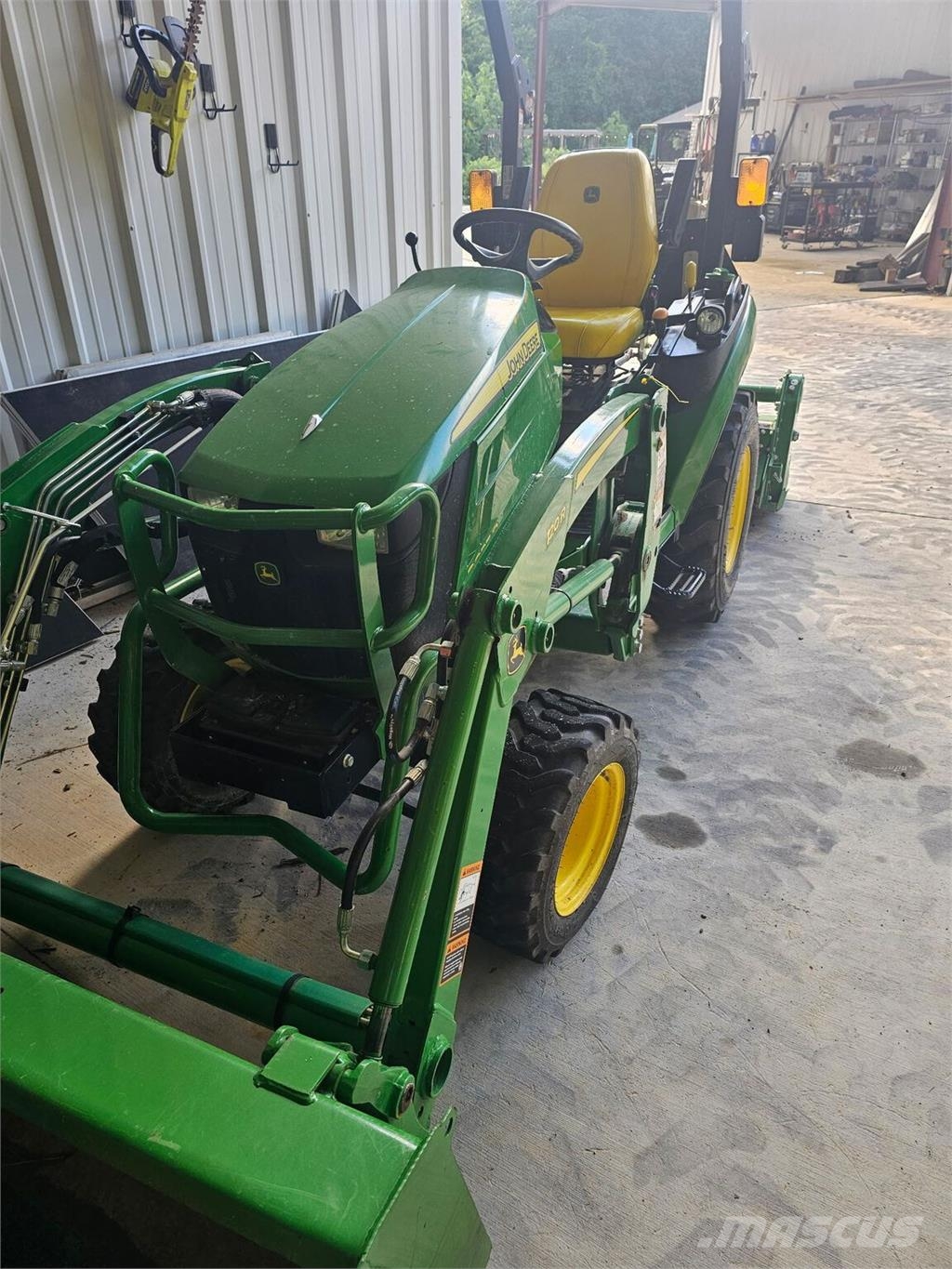 John Deere 2025R Compacttrekkers