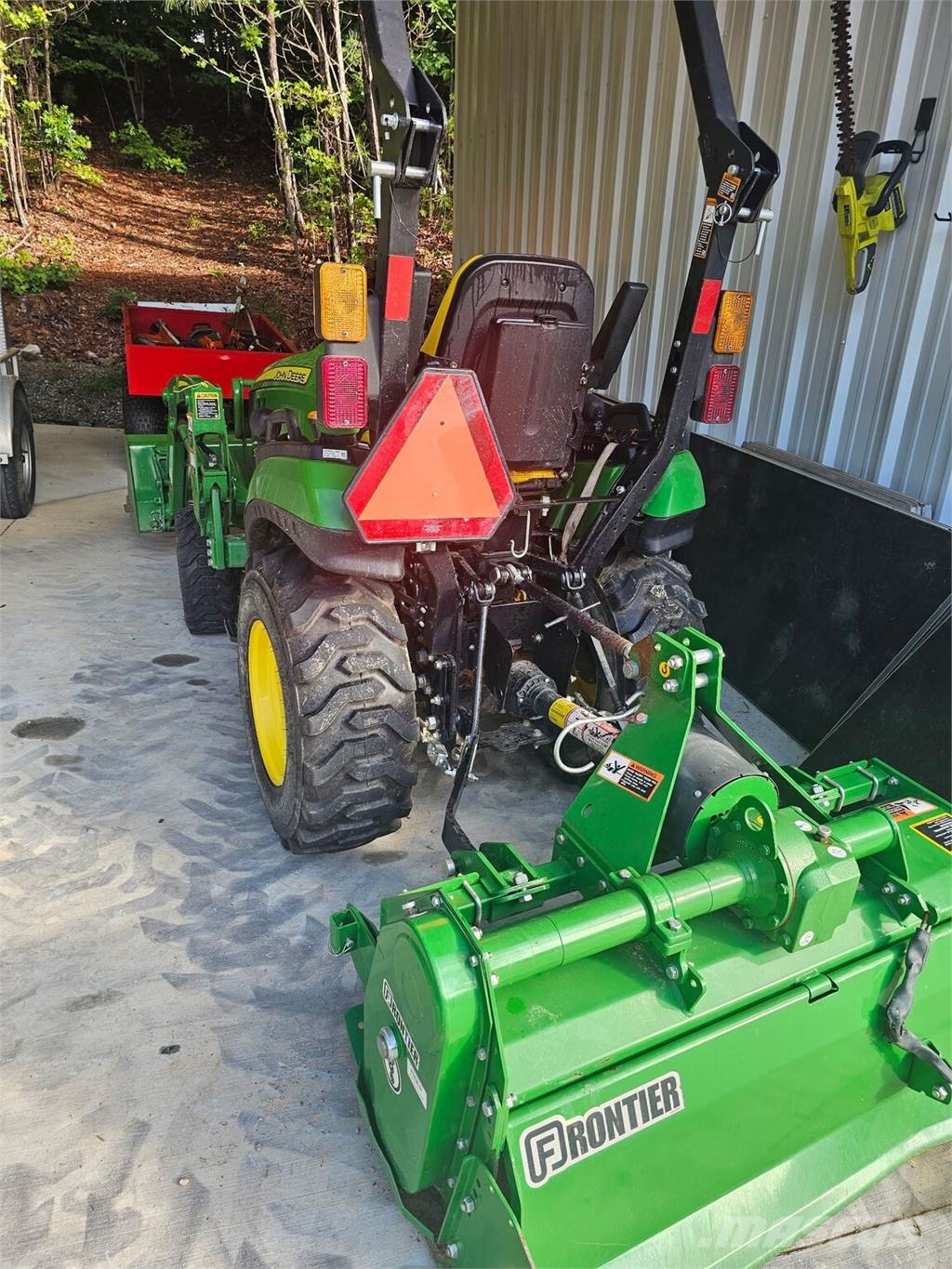 John Deere 2025R Compacttrekkers