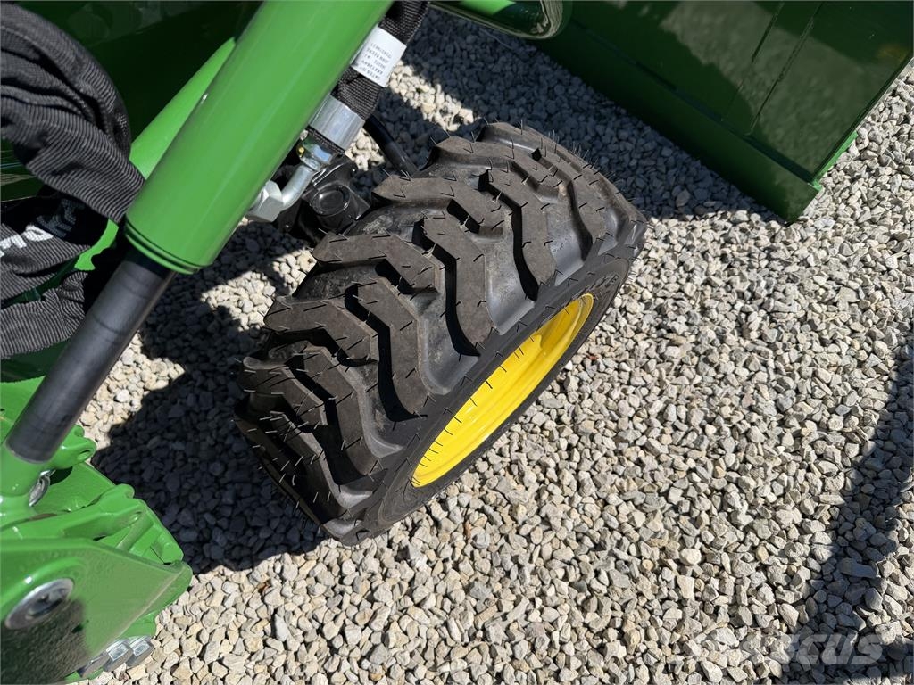 John Deere 2025R 소형 트랙터