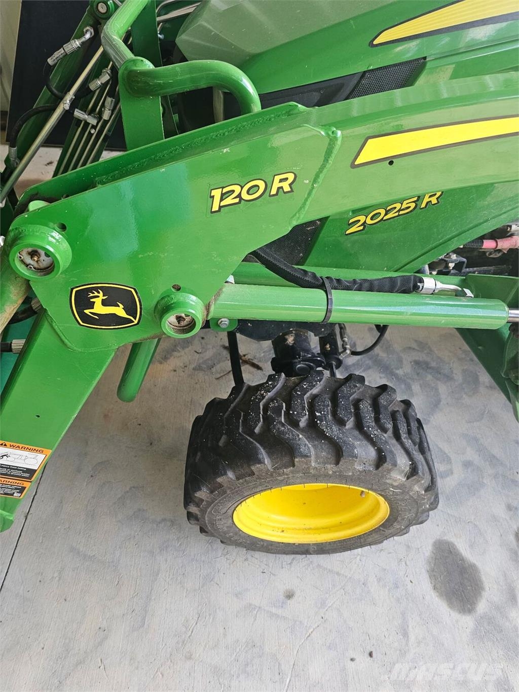 John Deere 2025R Compacttrekkers