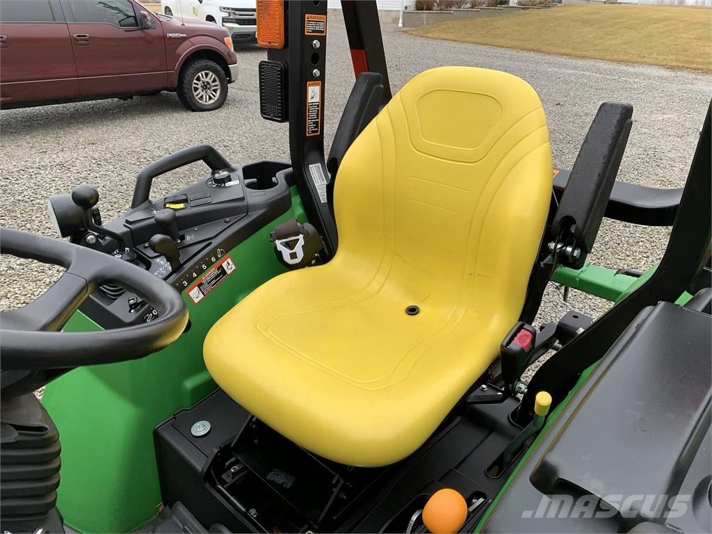 John Deere 2032R جرارات مدمجة