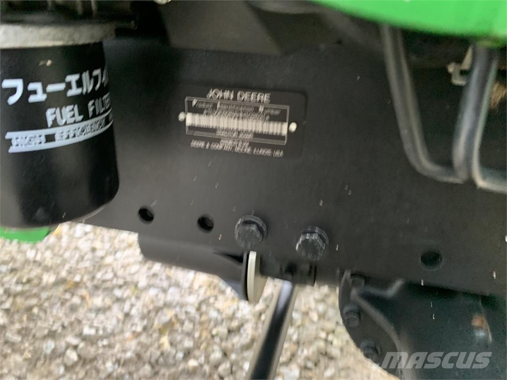 John Deere 2032R جرارات مدمجة