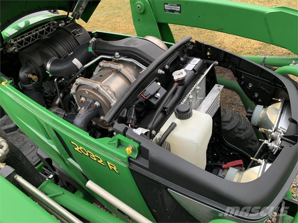 John Deere 2032R جرارات مدمجة