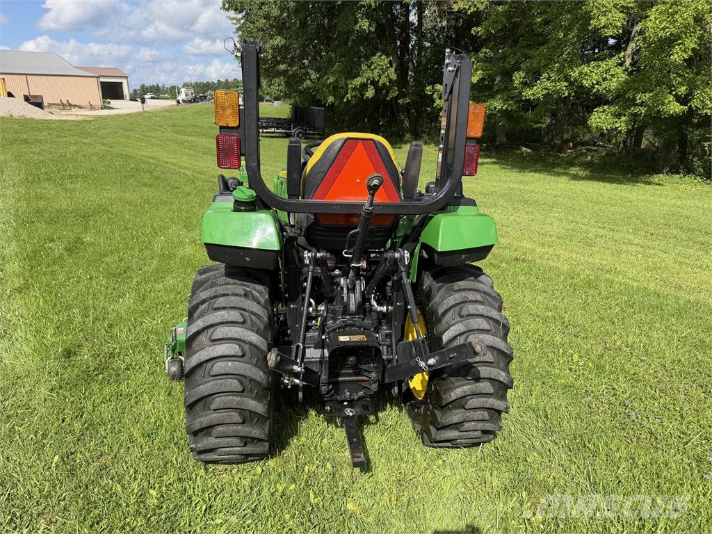 John Deere 2032R جرارات مدمجة