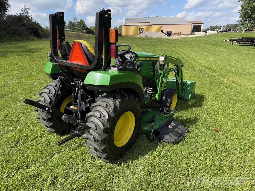 John Deere 2032R جرارات مدمجة