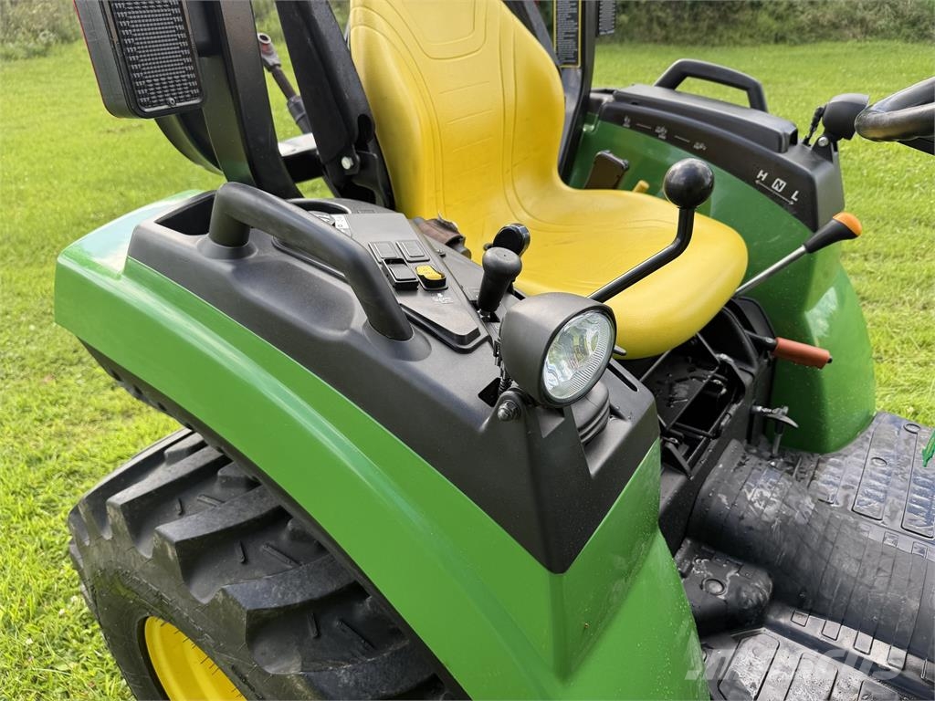 John Deere 2032R جرارات مدمجة