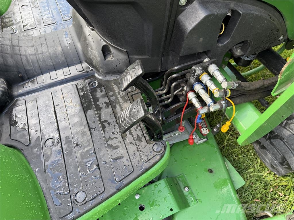 John Deere 2032R جرارات مدمجة