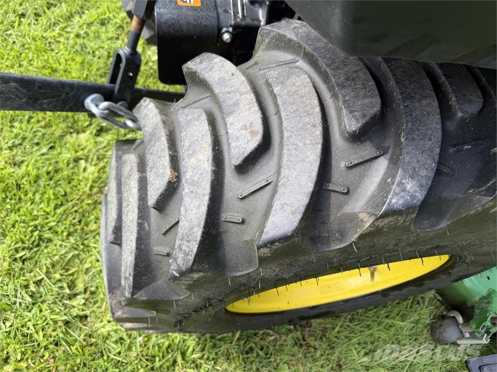 John Deere 2032R جرارات مدمجة