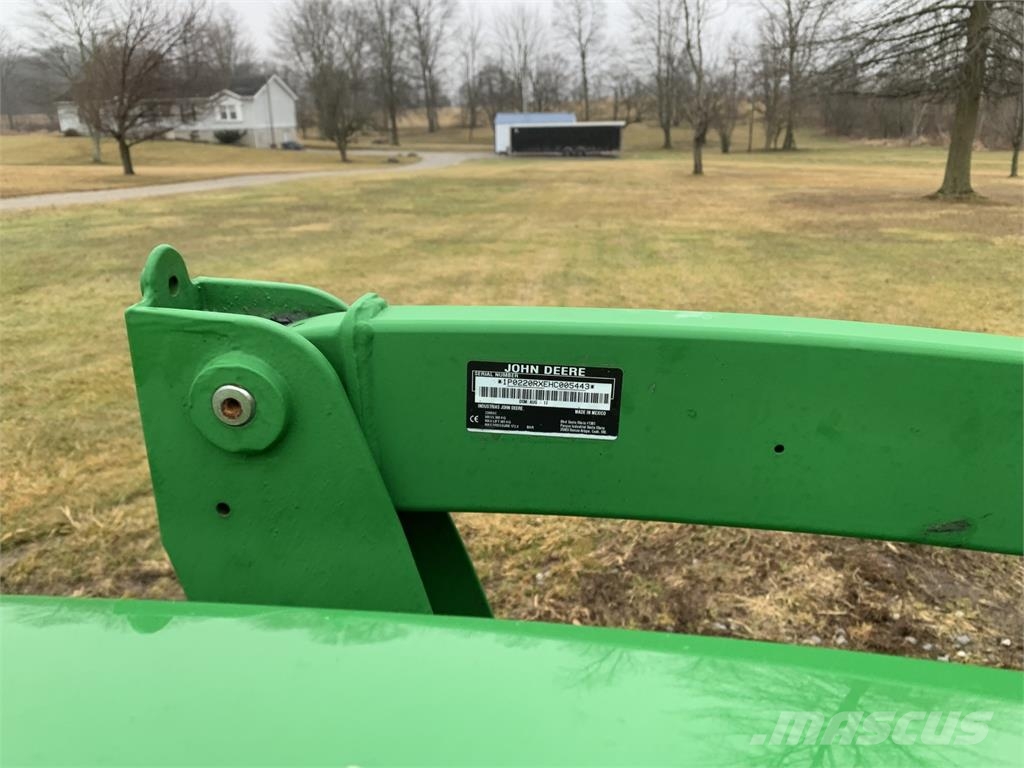 John Deere 2032R جرارات مدمجة