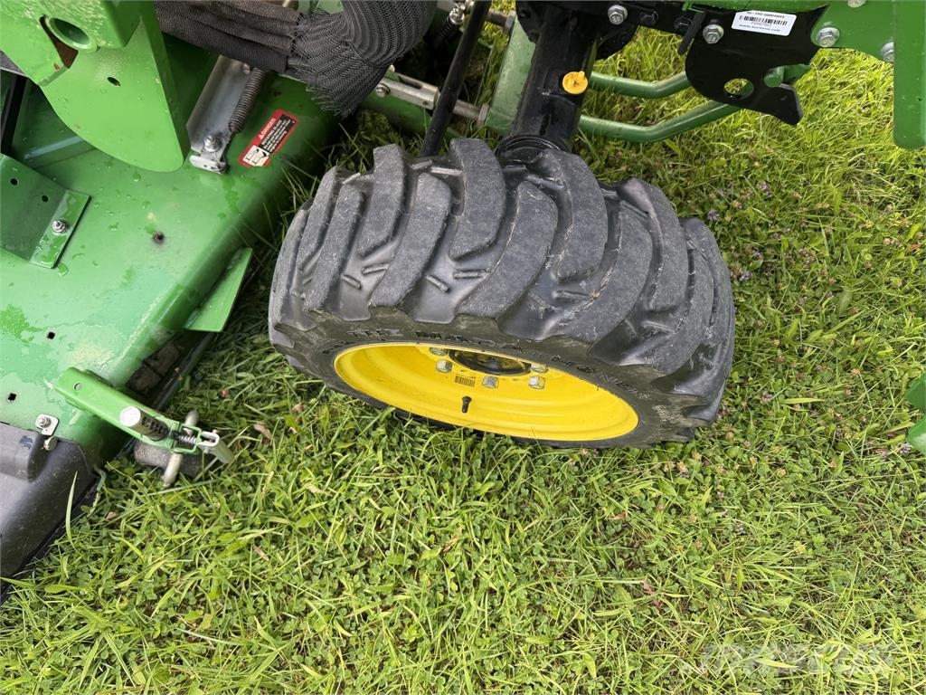 John Deere 2032R جرارات مدمجة