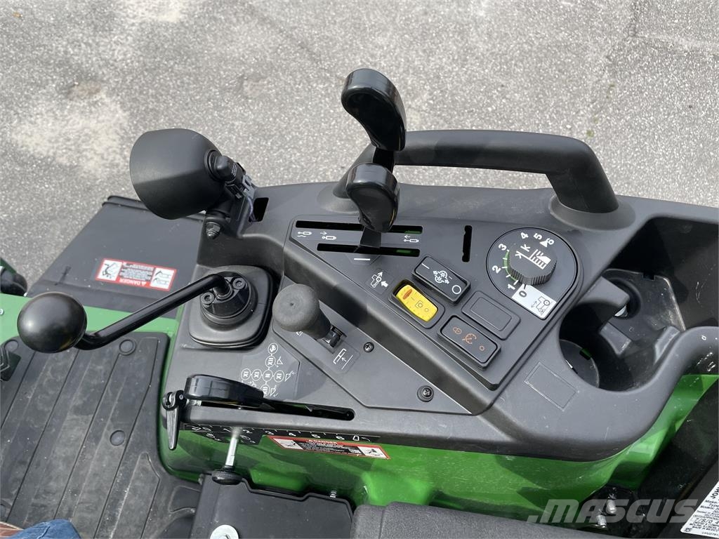 John Deere 2032R 小型曳引機