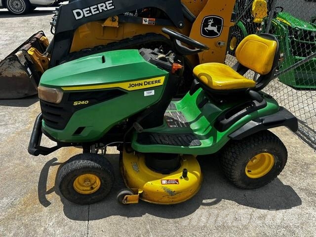 John Deere 240 ركوب الحشائش