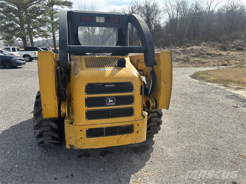 John Deere 270 Lietoti riteņu kompaktiekrāvēji