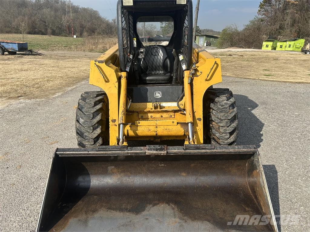 John Deere 270 Lietoti riteņu kompaktiekrāvēji
