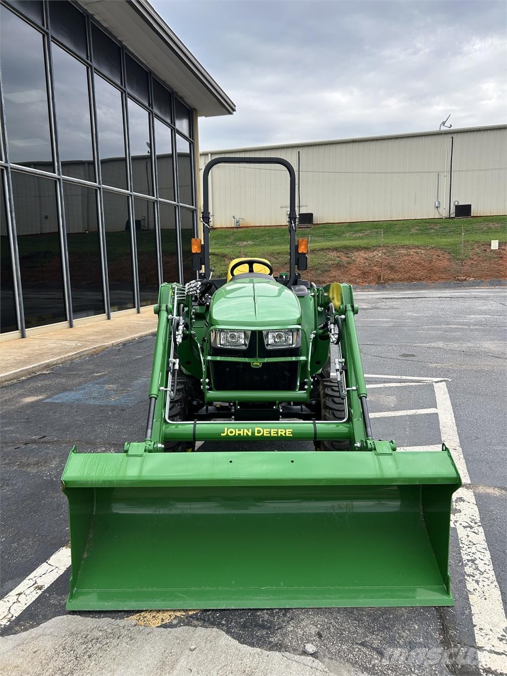 John Deere 3025E Compact tractors
