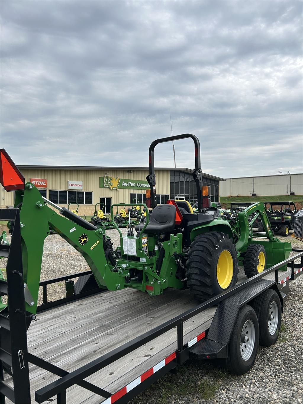 John Deere 3025E Compact tractors