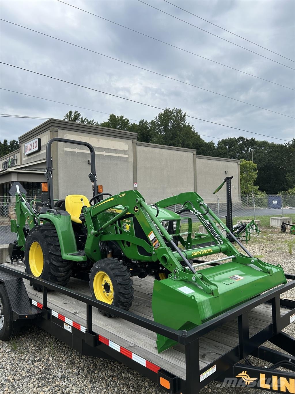 John Deere 3025E Compact tractors