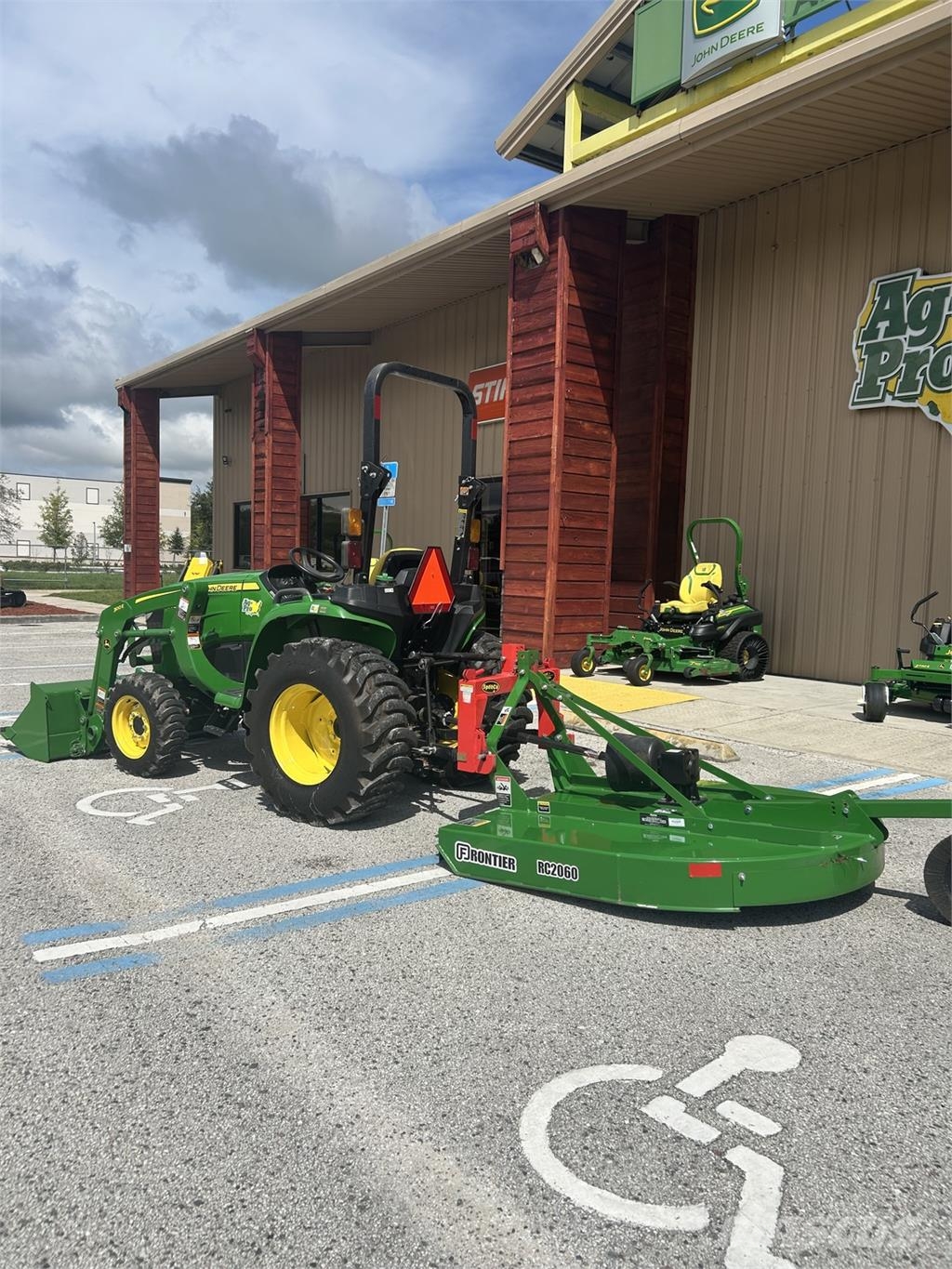 John Deere 3025E Compact tractors