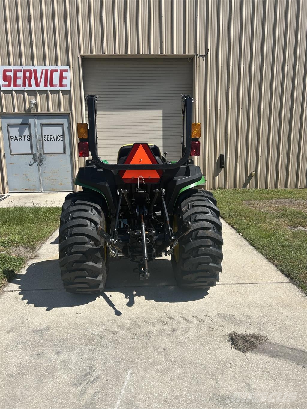 John Deere 3025E Kompaktni (mali) traktori