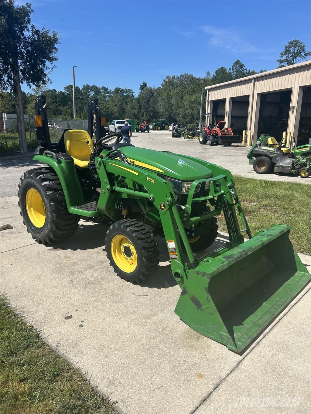 John Deere 3025E Kompaktni (mali) traktori
