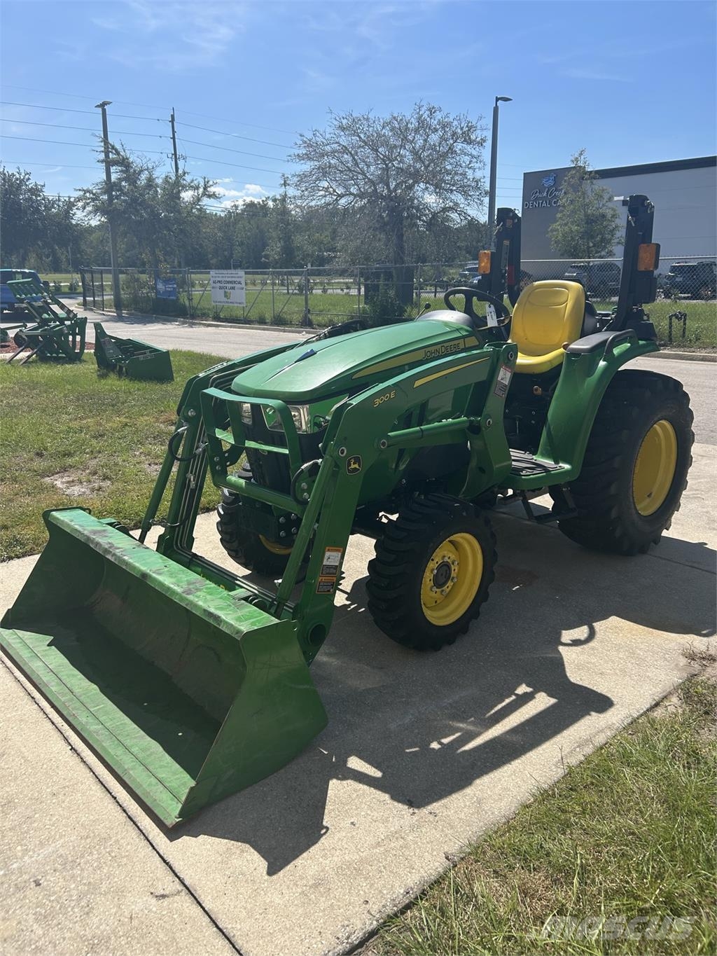 John Deere 3025E Kompaktni (mali) traktori