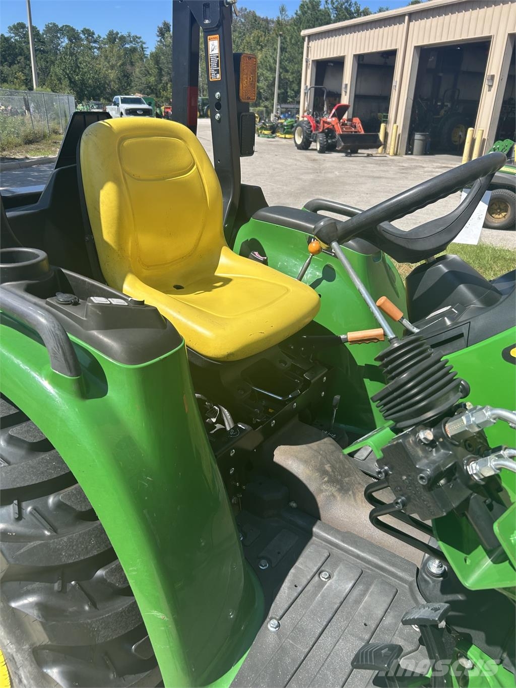 John Deere 3025E Kompaktni (mali) traktori