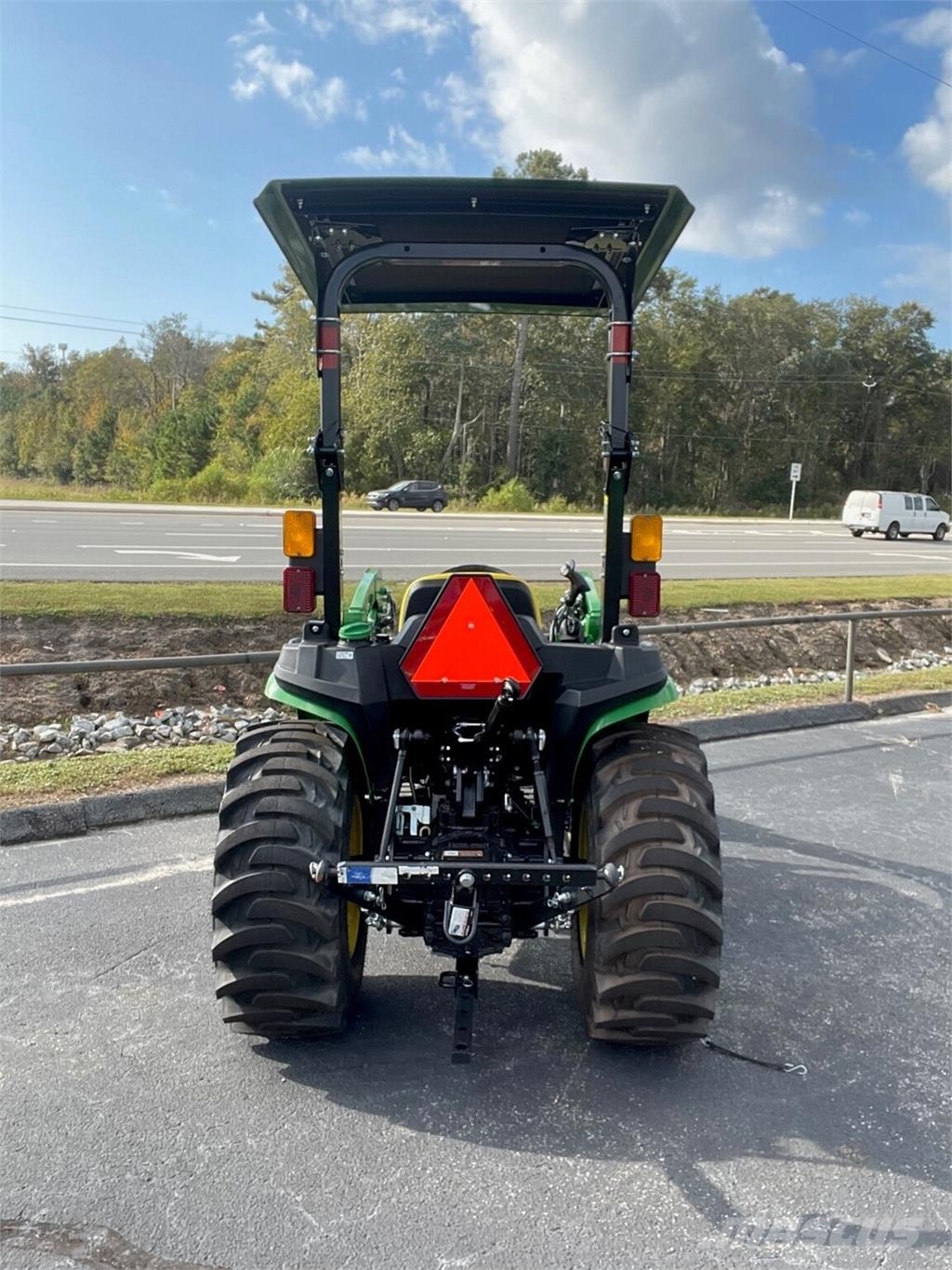 John Deere 3025E Taajamatraktorit