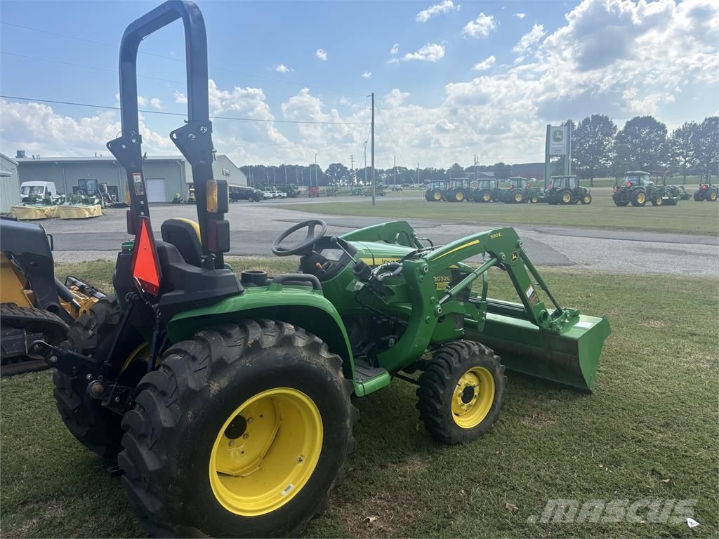 John Deere 3032E Kompaktie traktori