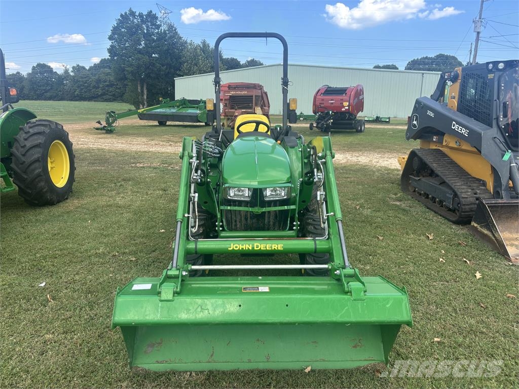 John Deere 3032E Kompaktie traktori