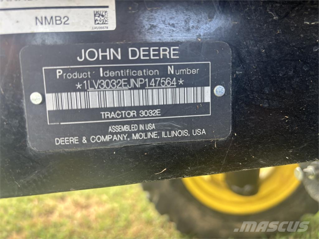 John Deere 3032E Kompaktie traktori