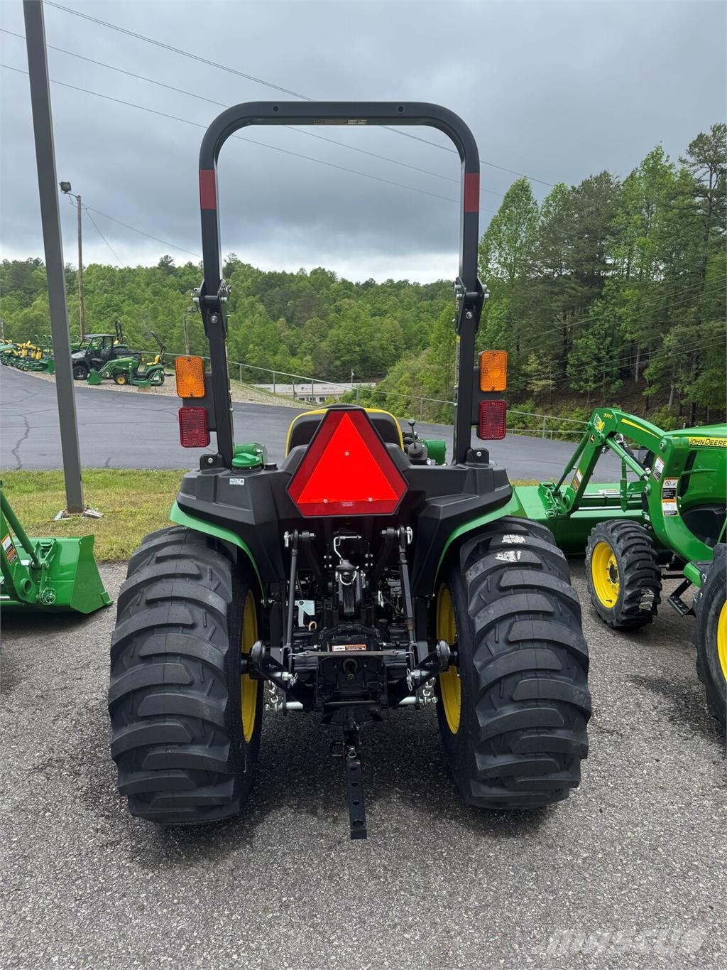 John Deere 3032E Kompaktie traktori