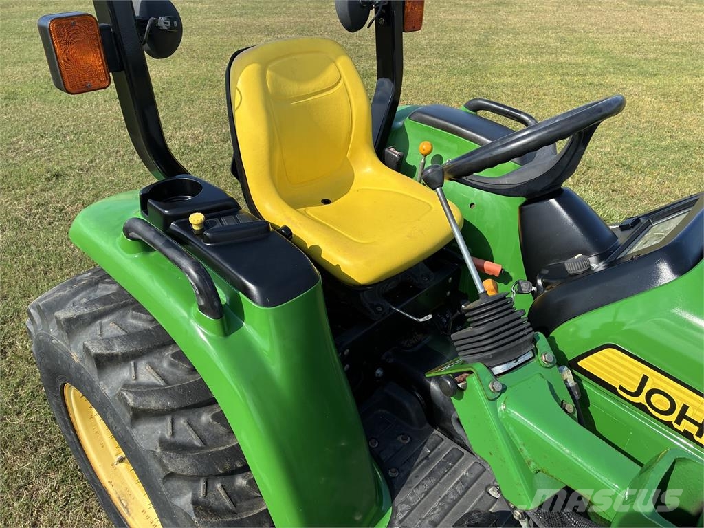 John Deere 3038E جرارات مدمجة