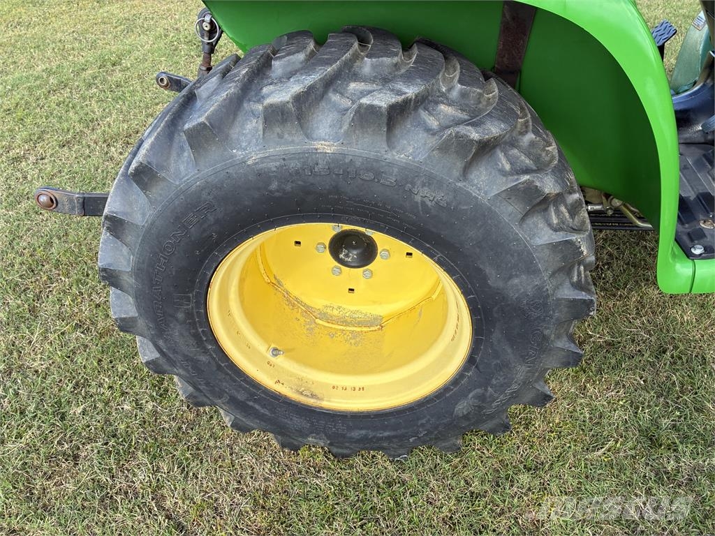 John Deere 3038E جرارات مدمجة