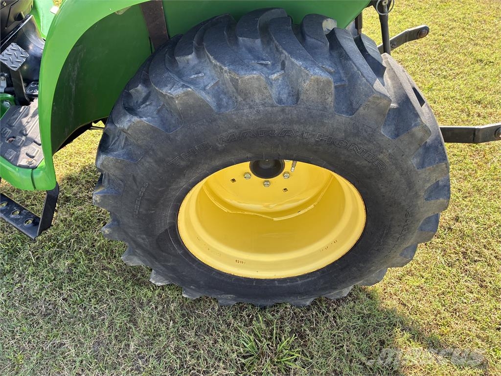 John Deere 3038E جرارات مدمجة