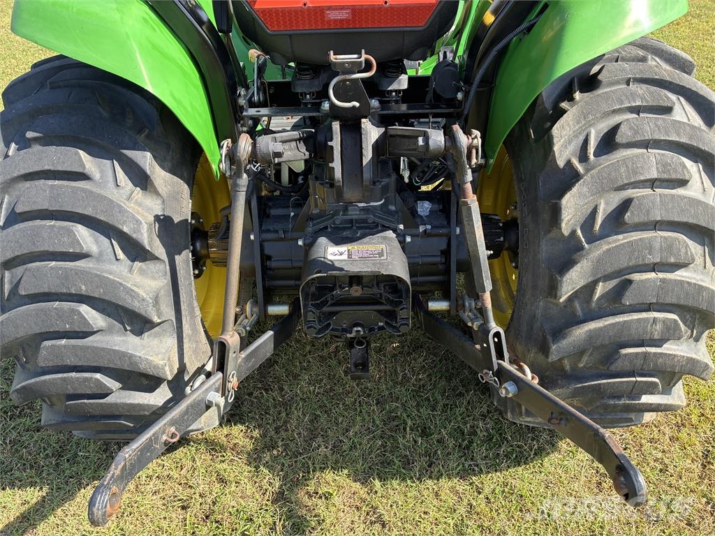 John Deere 3038E جرارات مدمجة