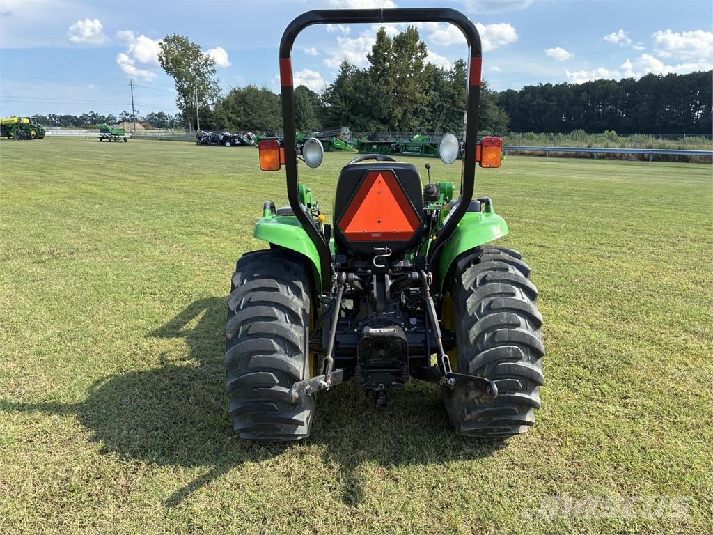 John Deere 3038E جرارات مدمجة