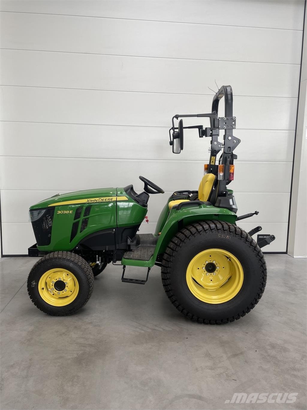 John Deere 3038E الجرارات