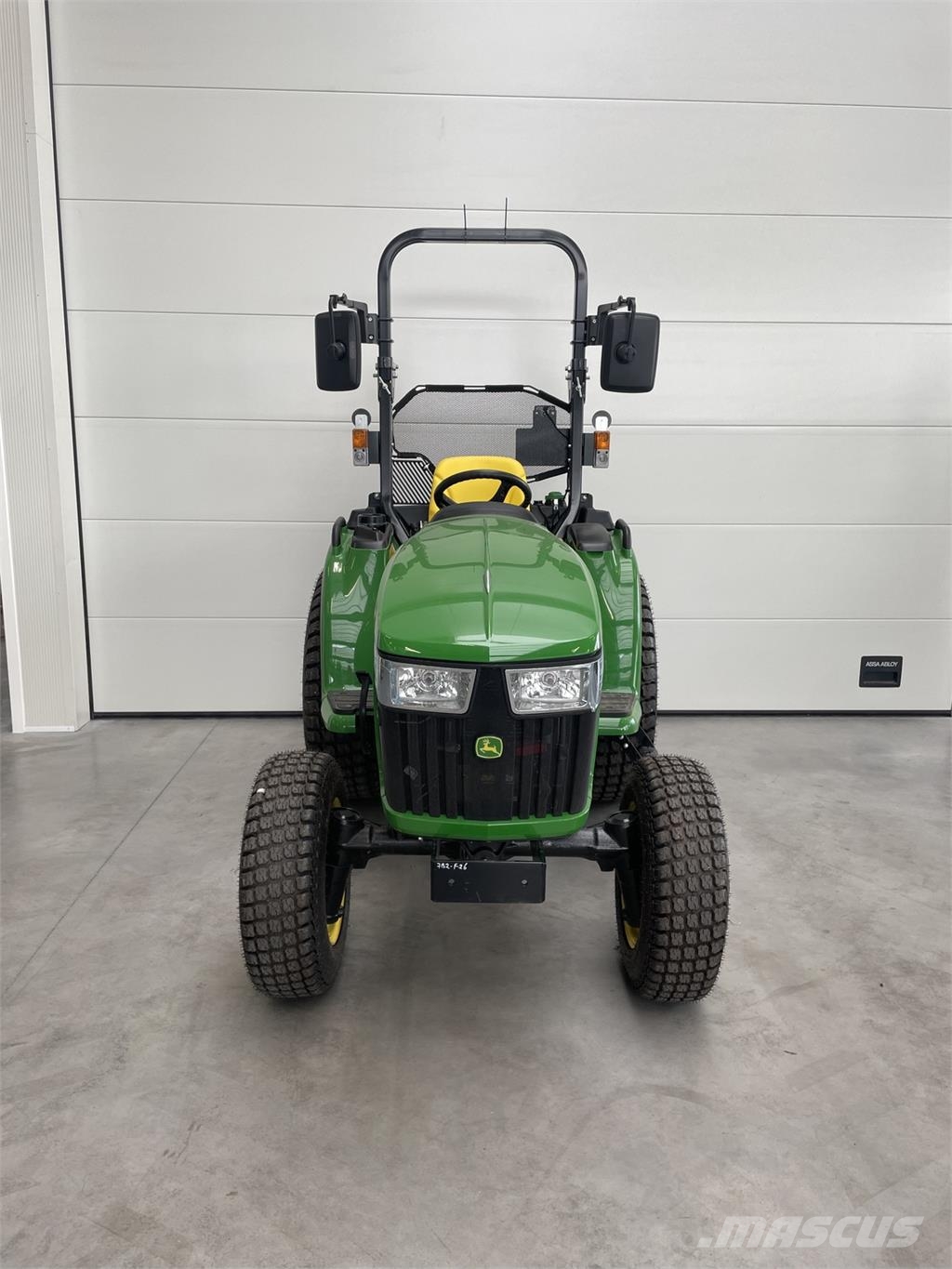 John Deere 3038E الجرارات
