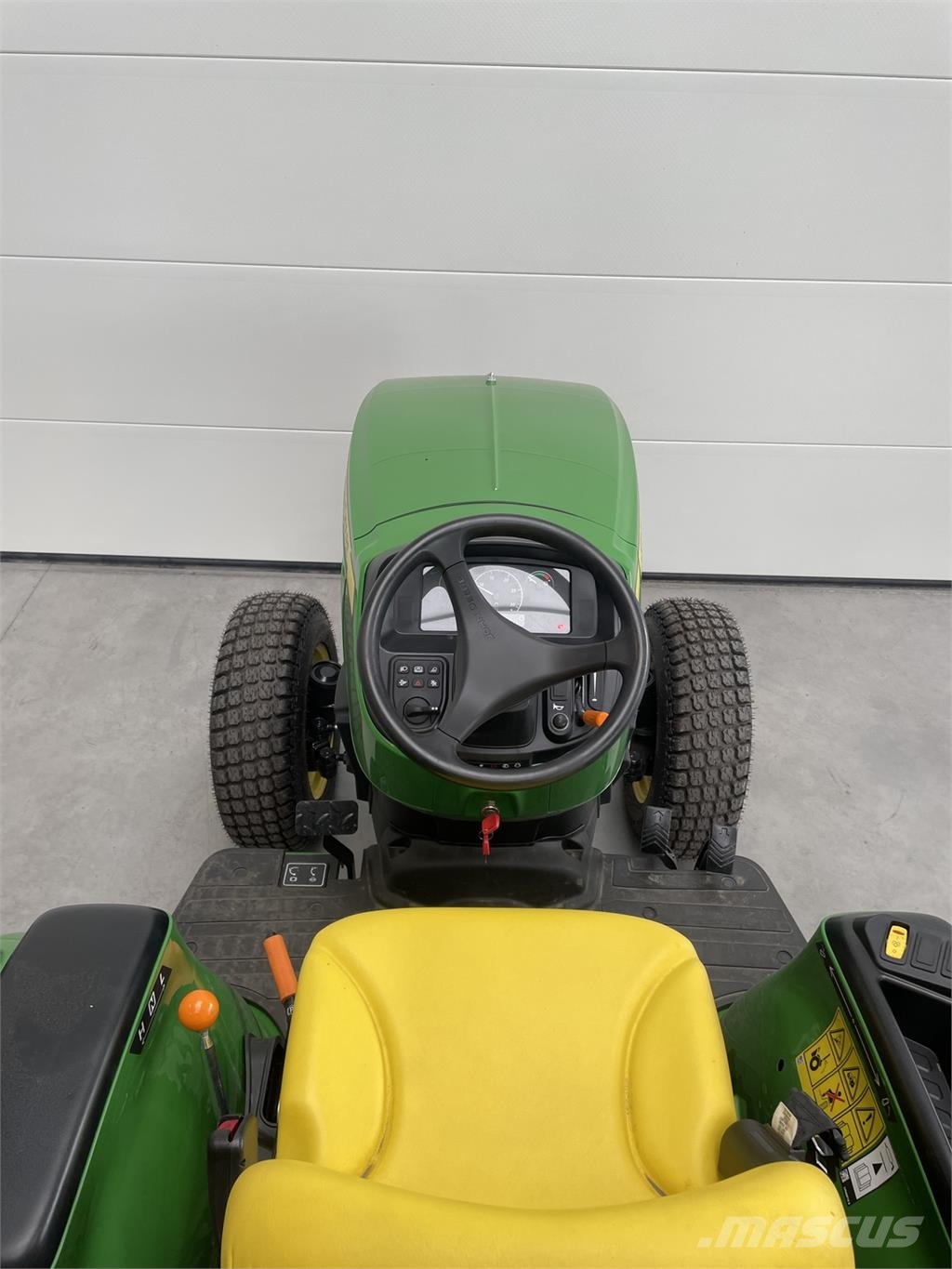 John Deere 3038E الجرارات