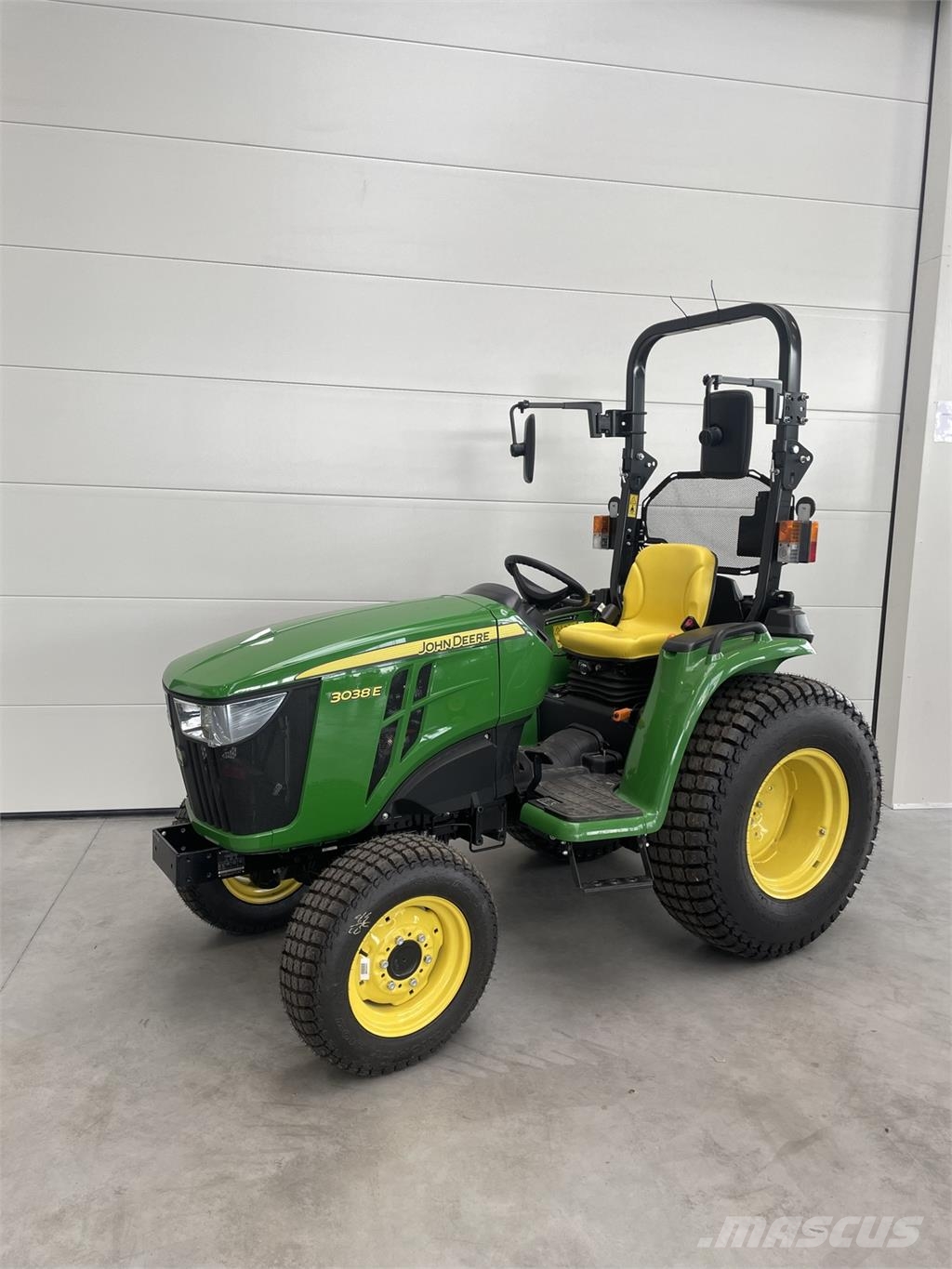 John Deere 3038E الجرارات