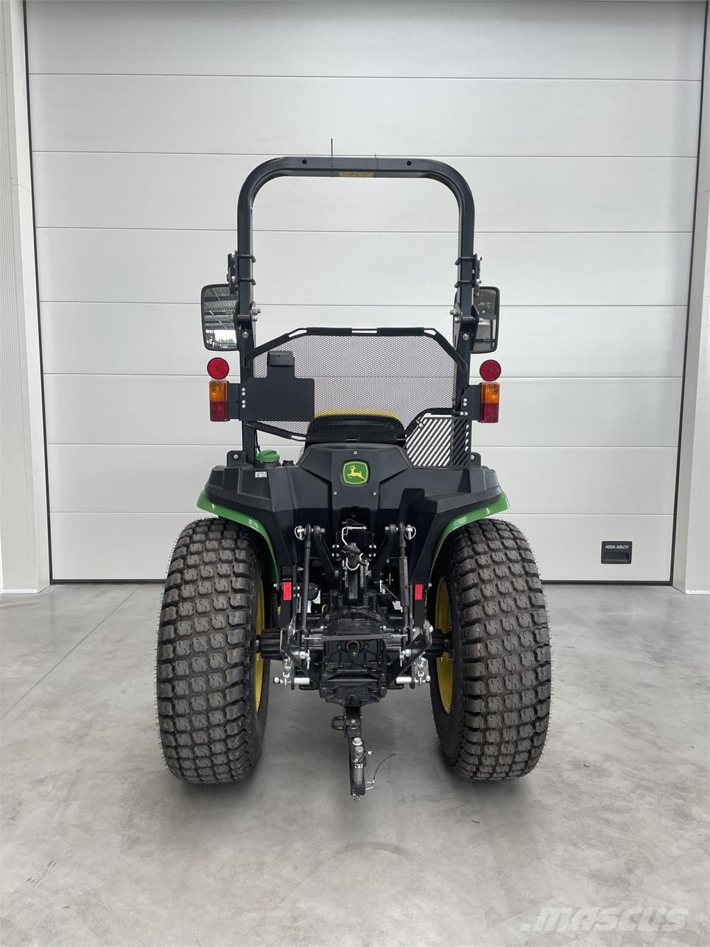 John Deere 3038E الجرارات