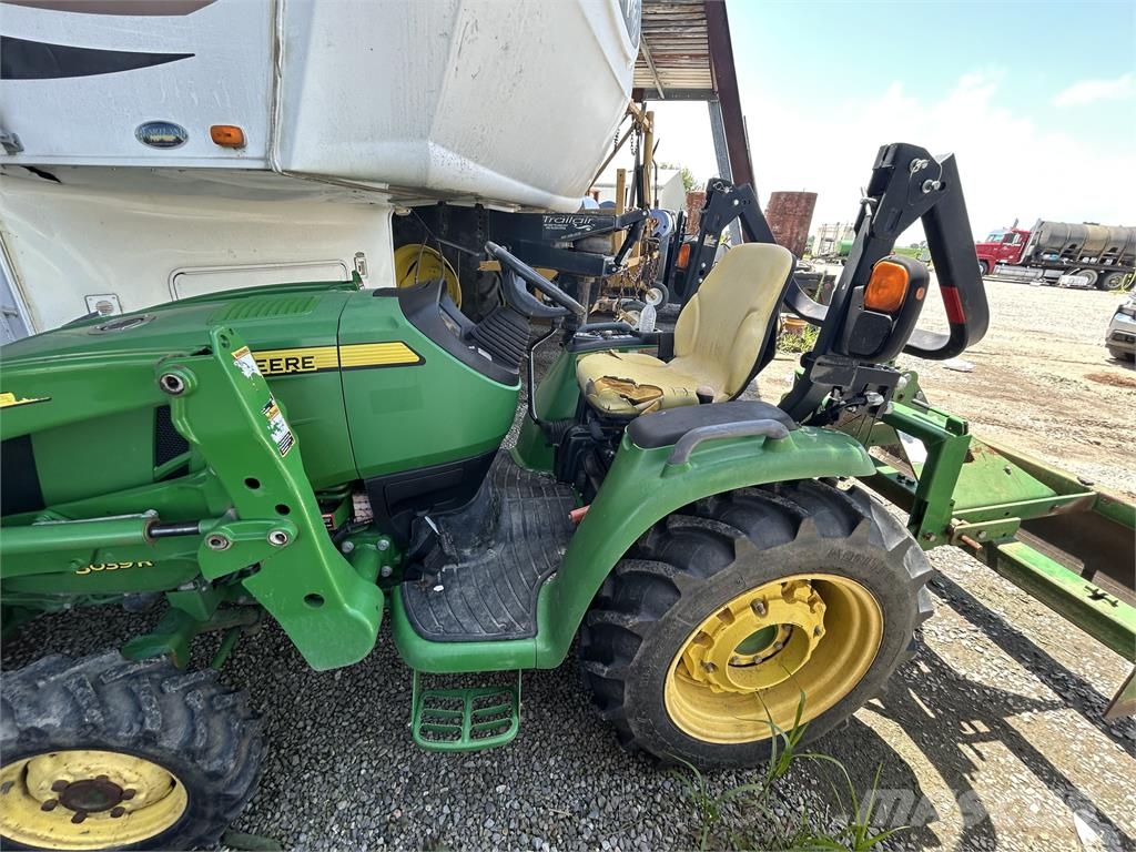 John Deere 3039R جرارات مدمجة