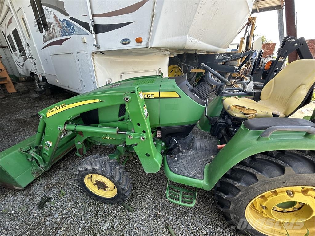 John Deere 3039R جرارات مدمجة